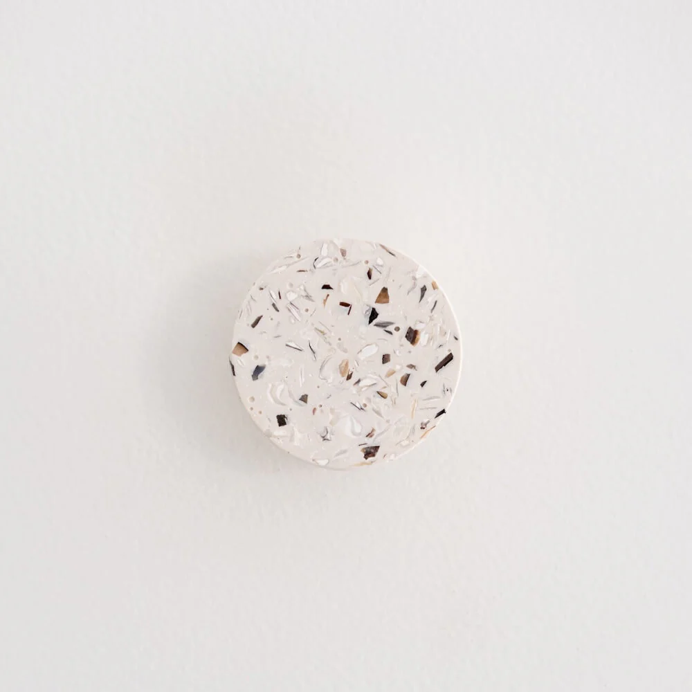 patere_loar_blanc_mixte_coquillages_recycles_malakio_1.jpg patère en coquillage recyclé mixte par Malakio