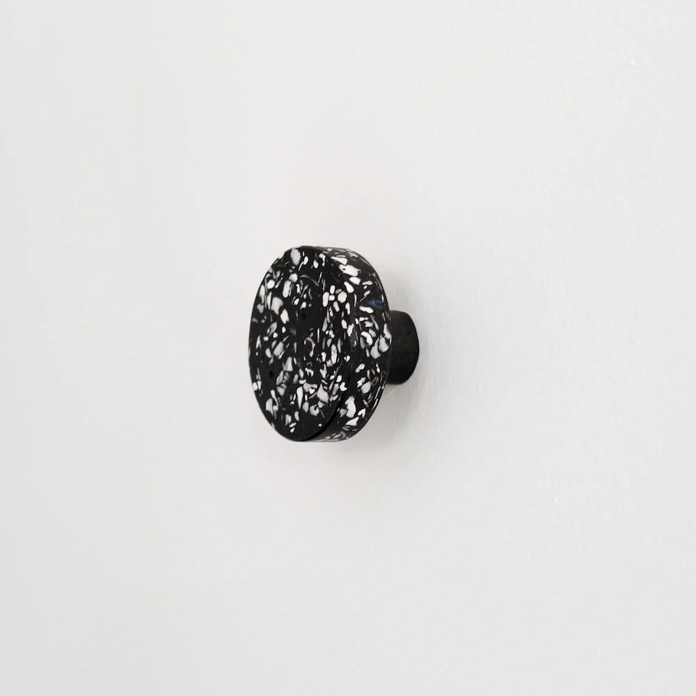 patere_loar_noir_huitres_coquillages_recycles_malakio_2.jpg patère en coquillage recyclé huitre noir par Malakio