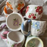 Tasses motifs fleurs en céramique par Sofia Lembeye