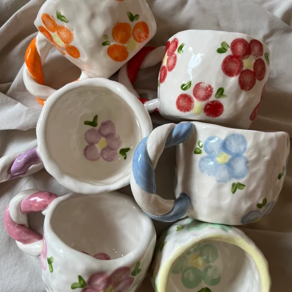 Tasses motifs fleurs en céramique par Sofia Lembeye