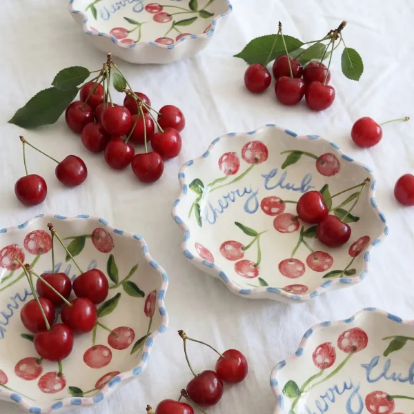 bol ondulé en céramique cerises par Sofia Lembeye