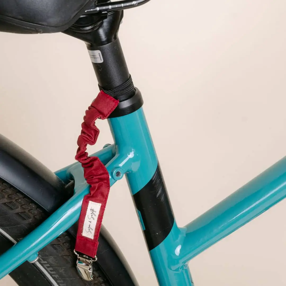 attache-jupette-femme-accessoires-velo-suzon-et-suzette-coloris-bordeaux-2 attache jupe vélo par Suzon & Suzette