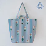 sac cabas imperméable et recyclé bleu à motif fleuri par LORI BARCELONA