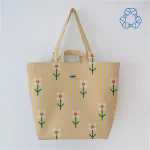 sac cabas imperméable et recyclé jaune et rose à motif fleuri par LORI BARCELONA