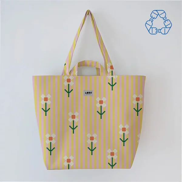 sac cabas imperméable et recyclé jaune et rose à motif fleuri par LORI BARCELONA