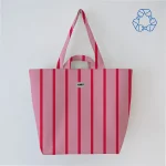 Sac cabas recyclé à rayures rose et rouge par Lori Barcelona