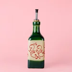 Bouteille à huile d'olive verte à motifs rouge par Alfar Tierra Cocida