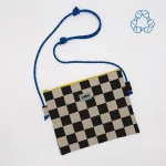 Pochette bandoulière recyclée carreaux noir et blanc par Lori Barcelona