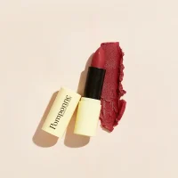 Pomponne-rouge-a-levres-naturel-grenat.jpg