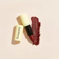 Pomponne-rouge-a-levres-naturel-prune.jpg